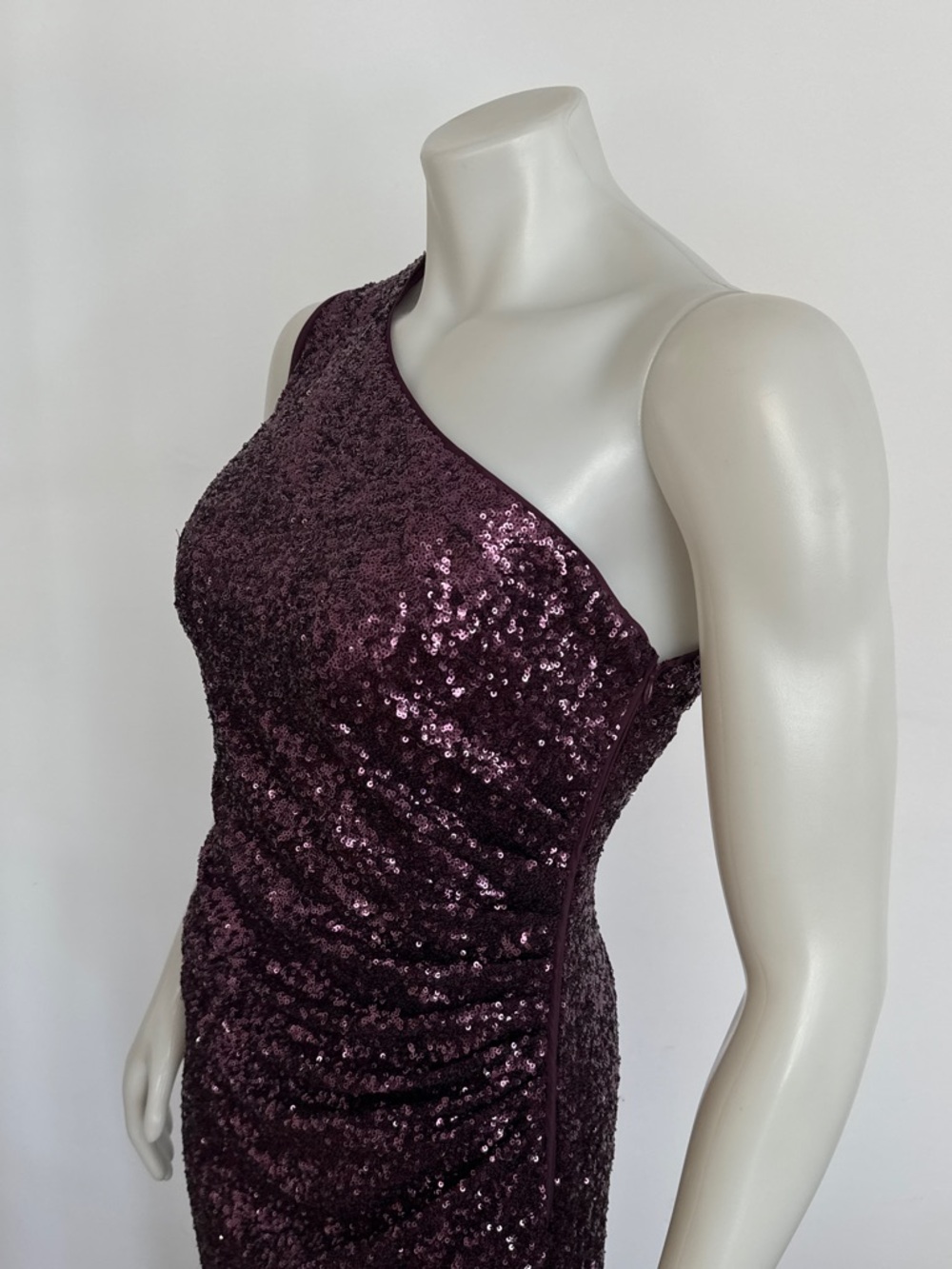 VINCE CAMUTO - one shoulder sequin gown. Size 14. Fits 12 & 14 - Picture 6 of 13